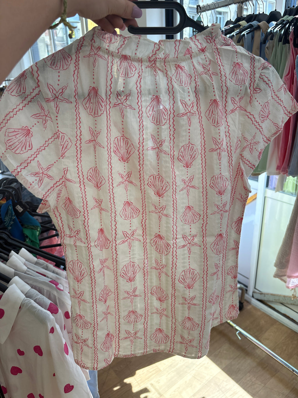 🐚 Titre : T-shirt Coquillages – L’esprit été tout en douceur
