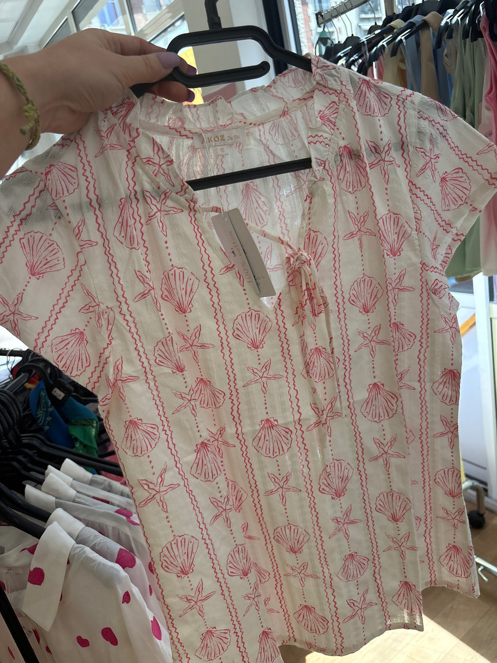 🐚 Titre : T-shirt Coquillages – L’esprit été tout en douceur