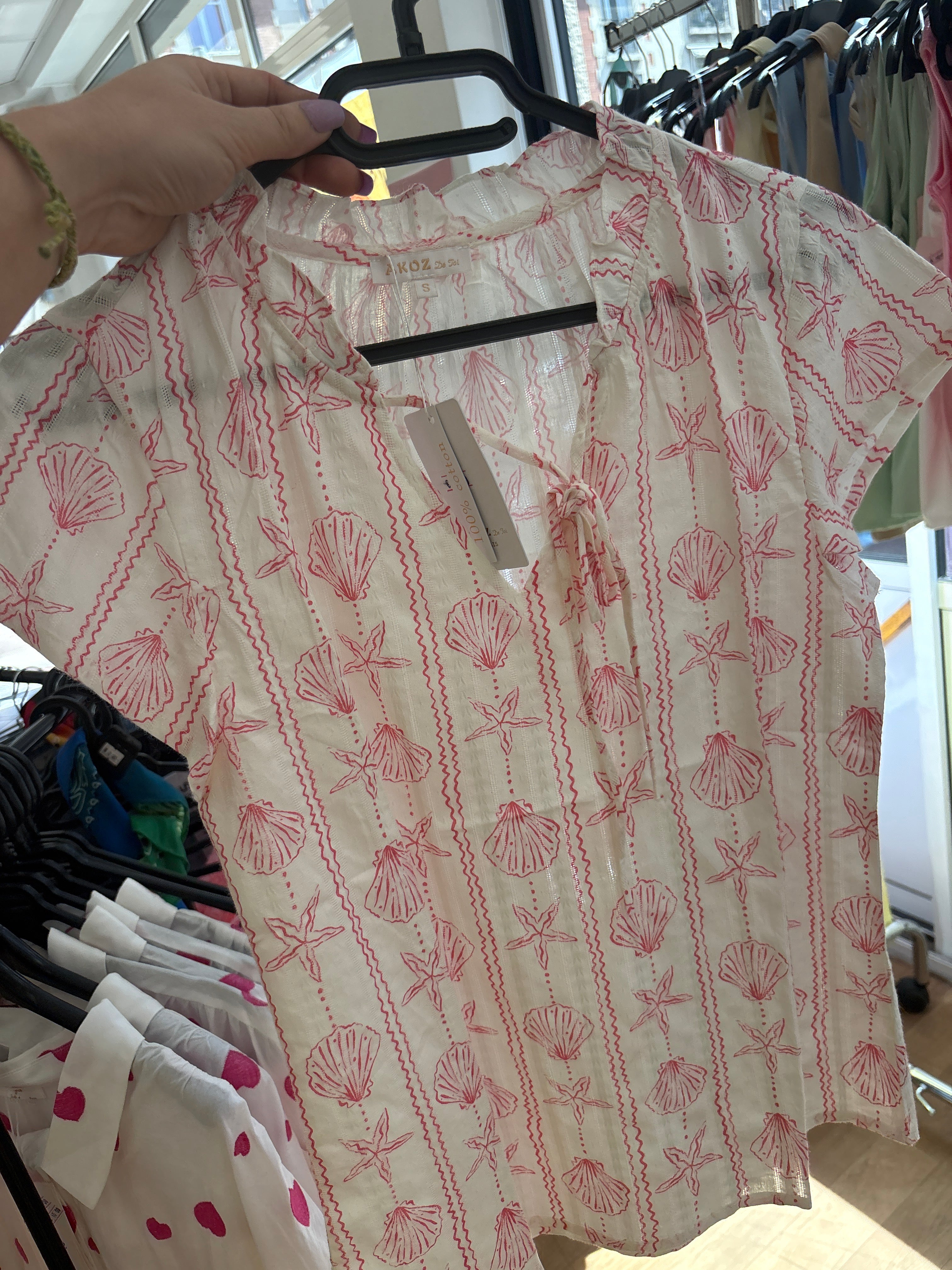 🐚 Titre : T-shirt Coquillages – L’esprit été tout en douceur