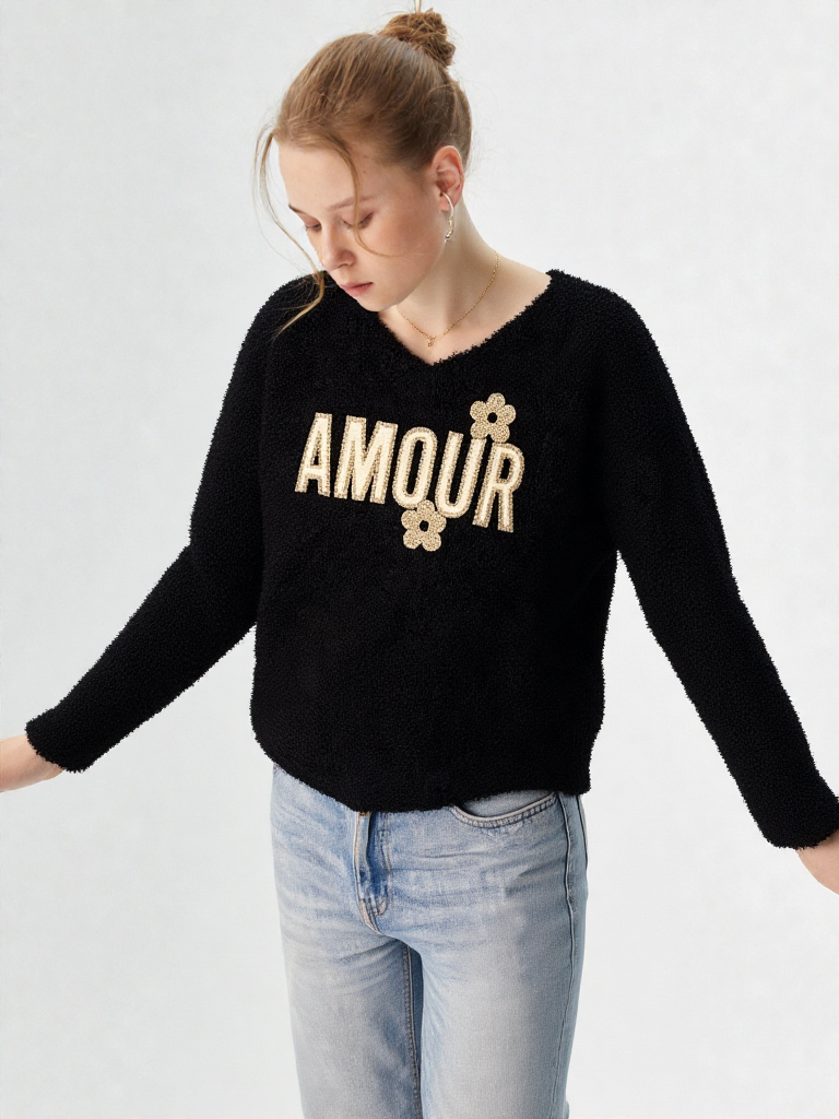 Pull oversize col V à motif "AMOUR"
