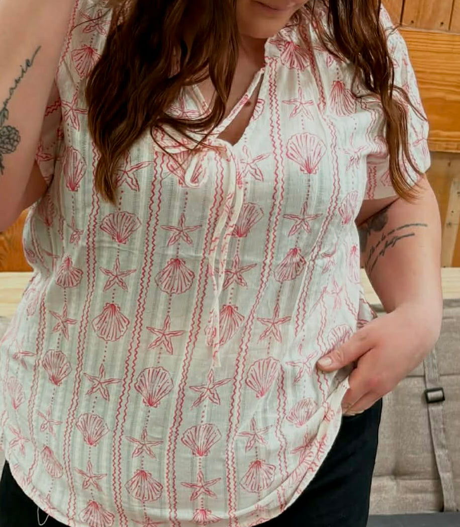 🐚 Titre : T-shirt Coquillages – L’esprit été tout en douceur